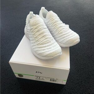 NWT APL wave white/white size 7.5 women’s